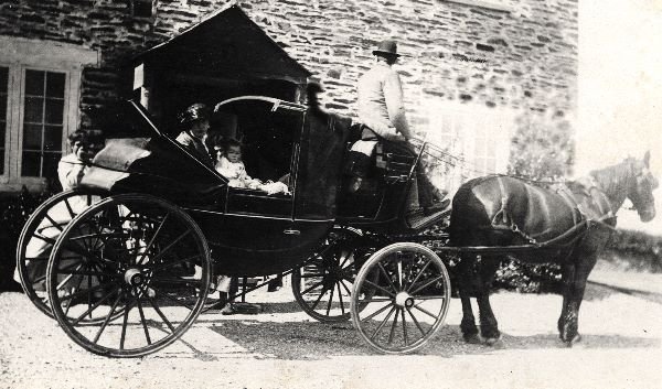 Linda Rhodes-Moorhouse arriving with her baby son Will in Mr J B Old's carriage, 1914