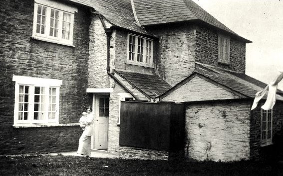 Linda Rhodes-Moorhouse with baby son Will, 1914