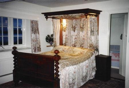 Two poster bed