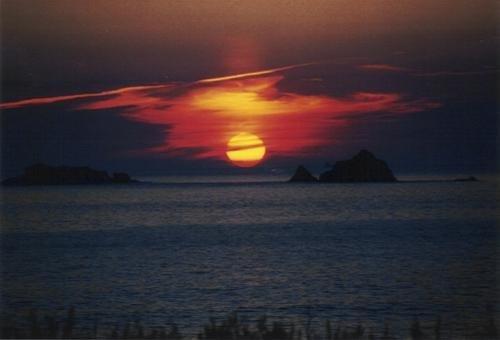 Sunset centrally between the Quies (this happens on only two days each year)